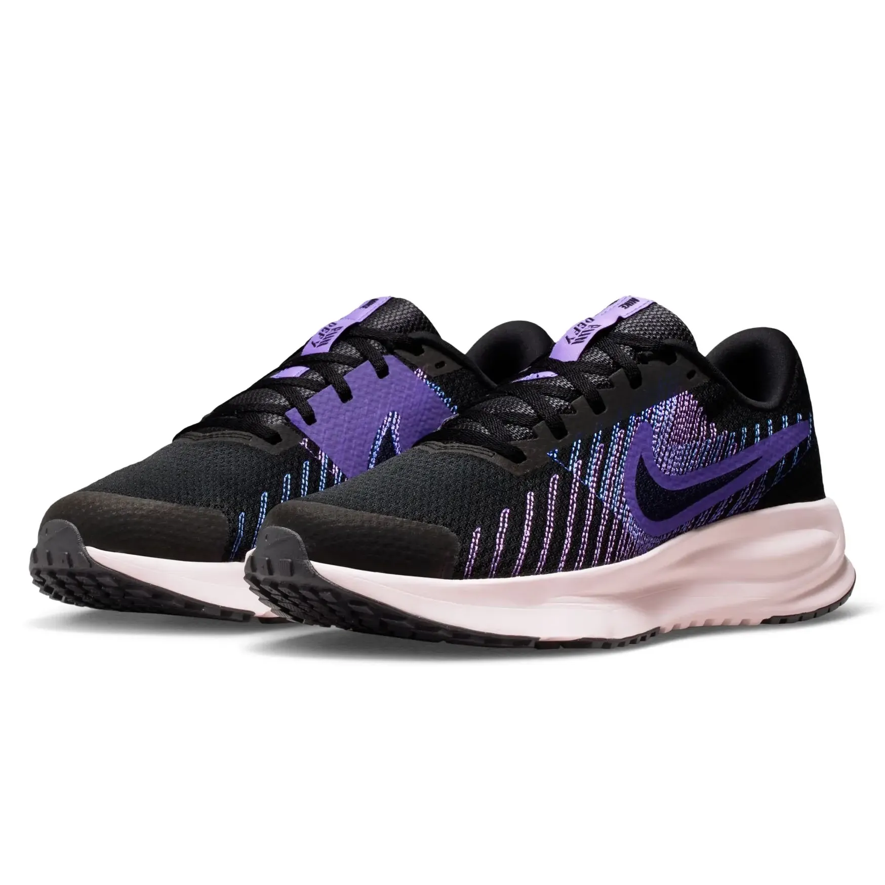 Detalhe da sola do tênis Nike Run Defy Feminino Preto mostrando a aderência
